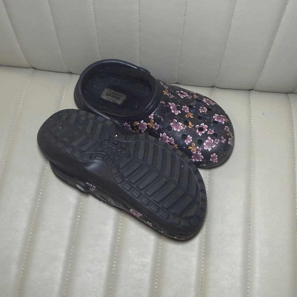 CROCS Black Floral size 7 women’s Clogs fur inside - Picture 5 of 10